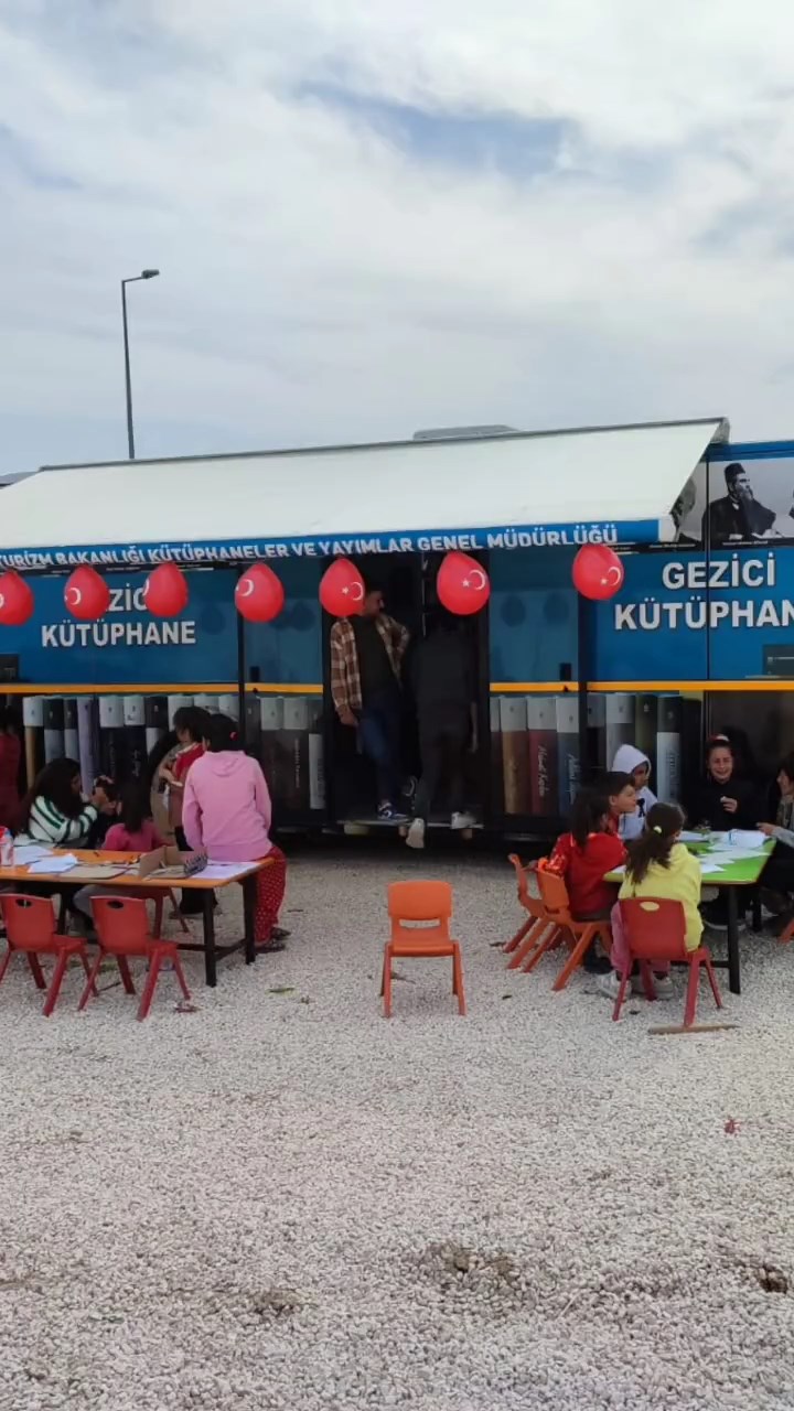 Siirt Kültür ve Turizm Müdürlüğü Gezici Kütüphane İle Hem Bilgilendiriyor Hem Eğlendiriyor