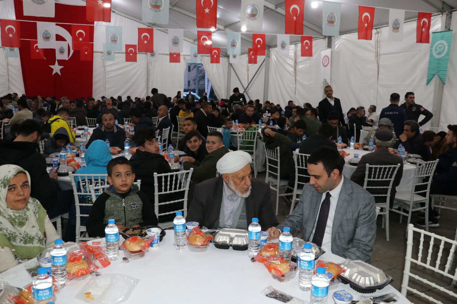 Siirt Belediyesi, Depremzede Aileleri ve Vatandaşları İftarda Buluşturdu