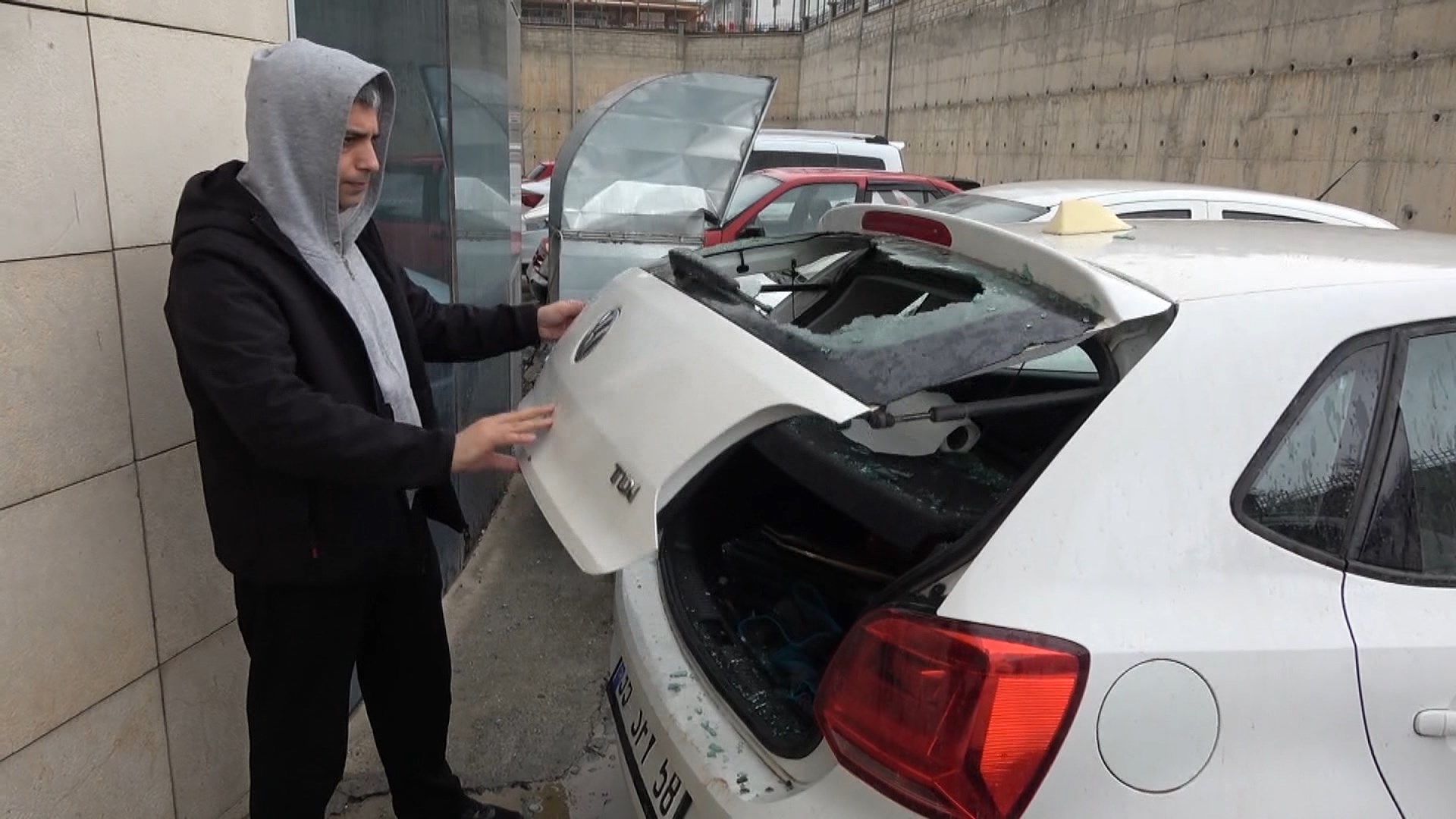 Siirt’te Hastanenin Dış Cephe Camı Kuvvetli Rüzgarla Otomobilin Üzerine Düştü, Hasar Oluştu