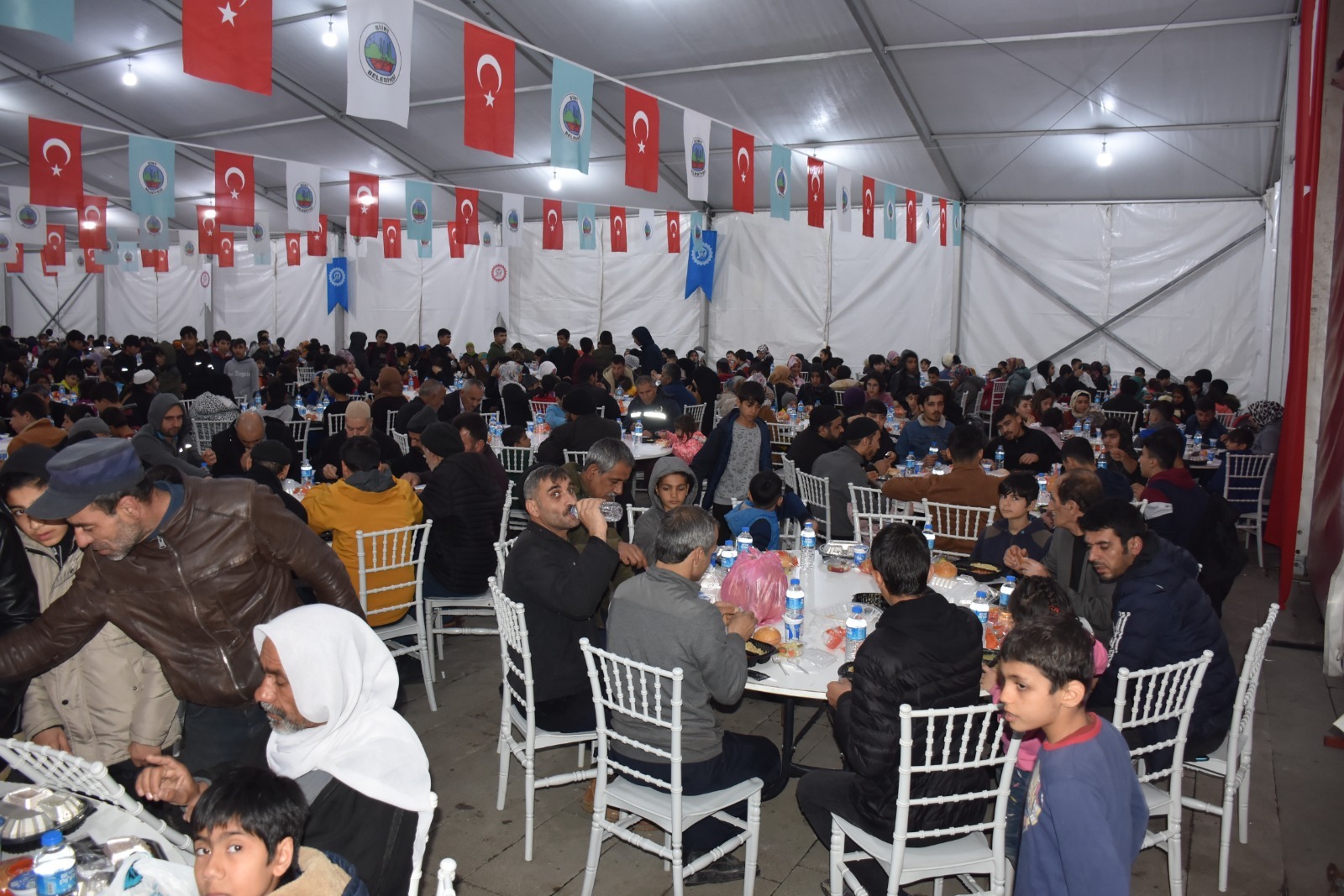 Siirt Belediyesi İftar Çadırında Toplumun Her Kesiminden Vatandaş Ağırlanıyor