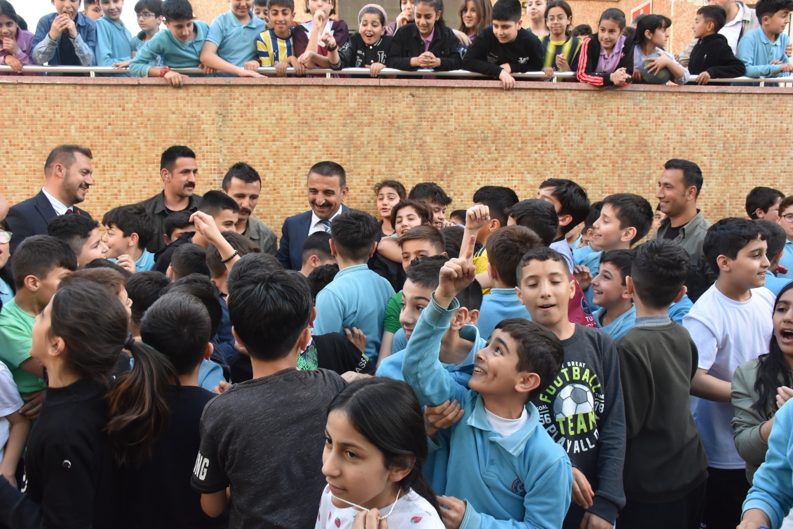 Öğrencilerden Vali Osman Hacıbektaşoğlu’na Sevgi Seli