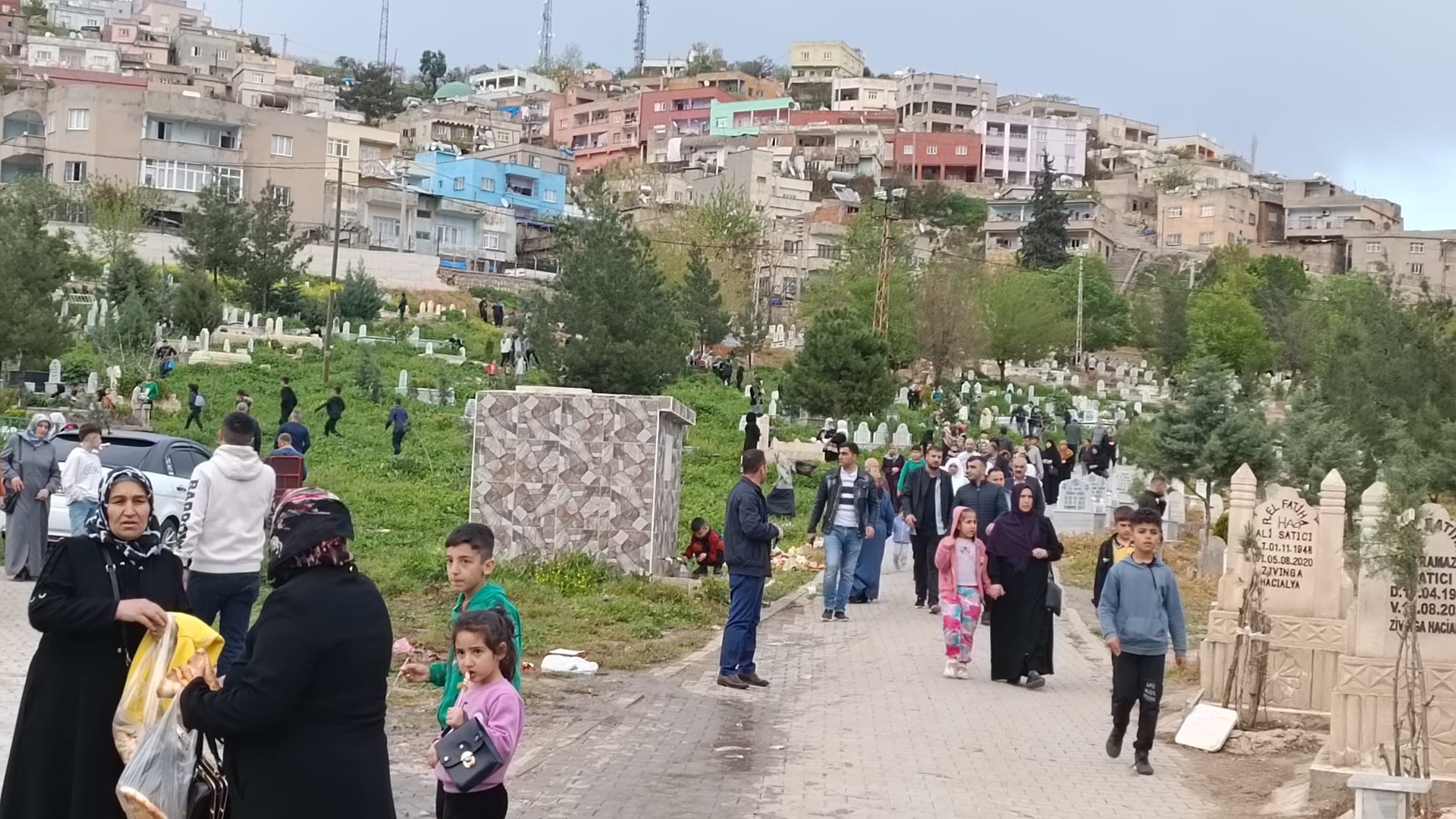 Mezarlıklara Yoğun Ziyaretçi Akını