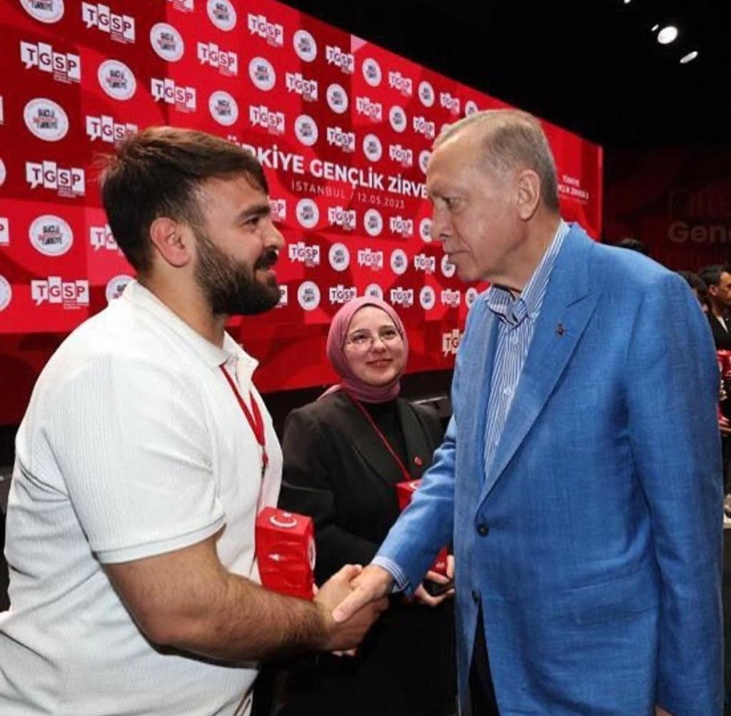 Türkiye Gençlik Zirvesinde Siirt’li Gencin Başarısı, Ödülünü Cumhurbaşkanı Erdoğan Verdi
