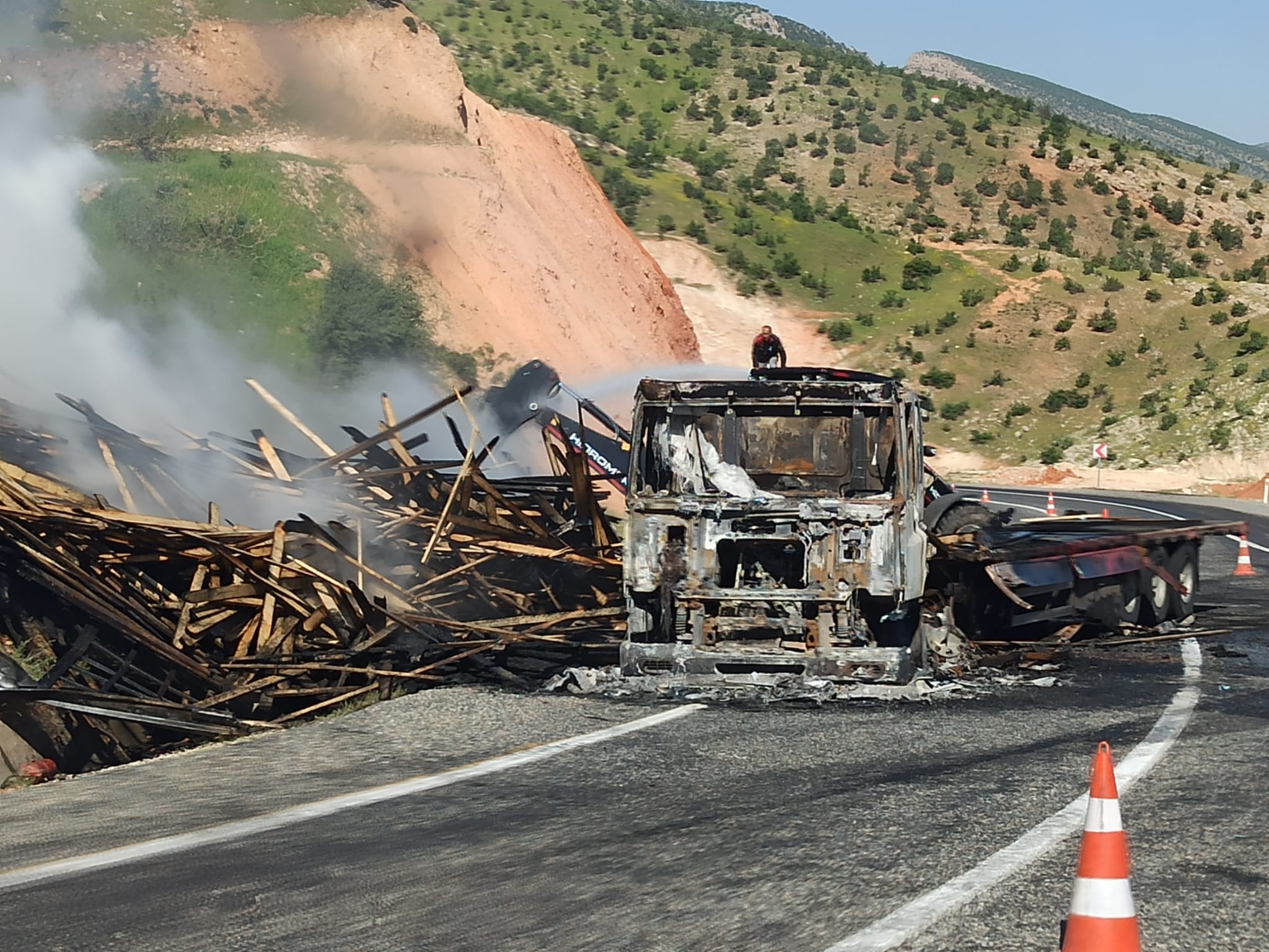 Tır Küle Döndü, Eruh Yolunda Ulaşım Aksadı