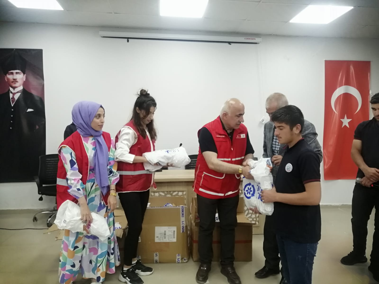 Tillo Anadolu İmam Hatip Lisesi Öğrencilerine Giysi Yardımı Yapıldı