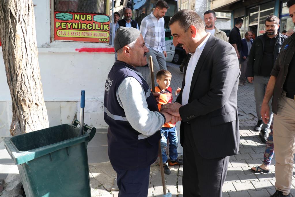 Siirt Valisi Esnaf ve Vatandaşları Ziyaret Ederek Taleplerini Dinledi