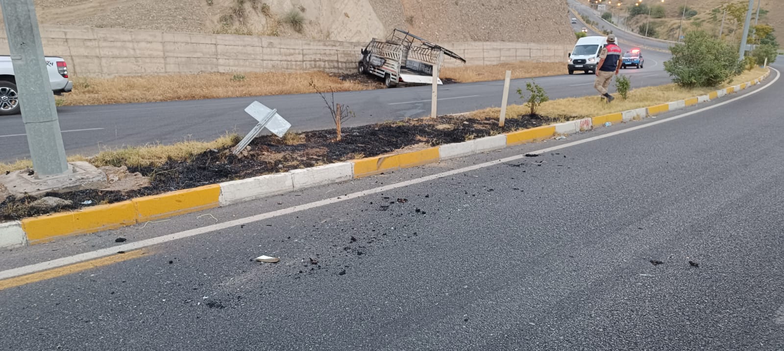 Kamyonetteki Piknik Tüpü Alev Aldı, İki Araç Zarar Gördü