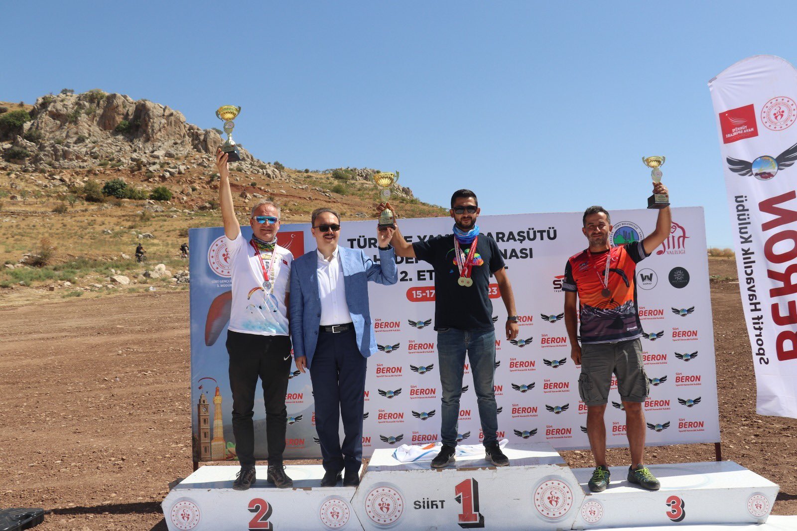 Türkiye yamaç paraşütü şampiyonası sona erdi! Siirtli sporcu Abdülmenaf Nergiz üçüncü oldu