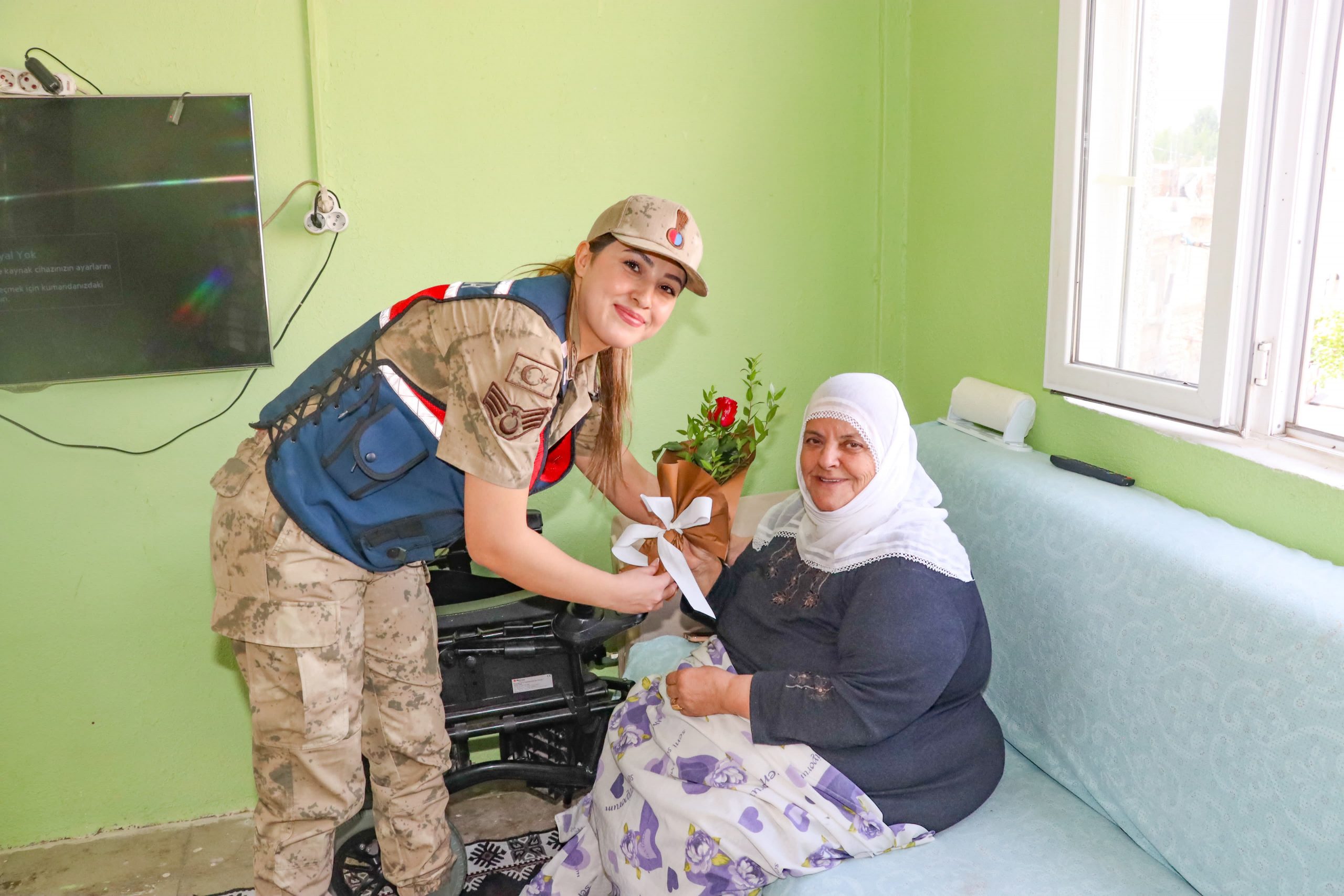 Siirt’te Jandarma Yaşlılar Ve Çocukları Sevindirdi !