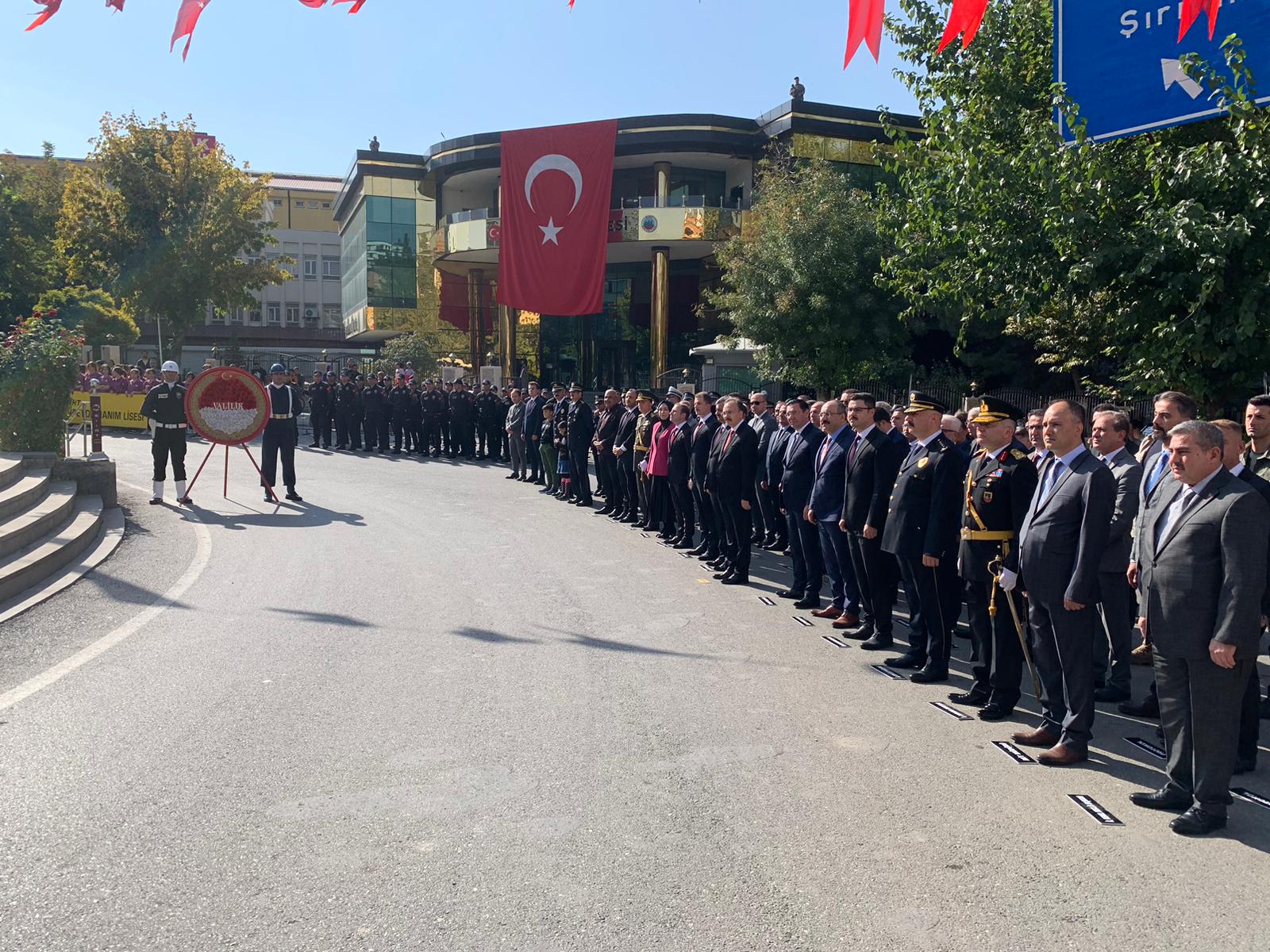 Coşku Artarak Devam Ediyor! Atatürk Anıtına Çelenk Sunuldu