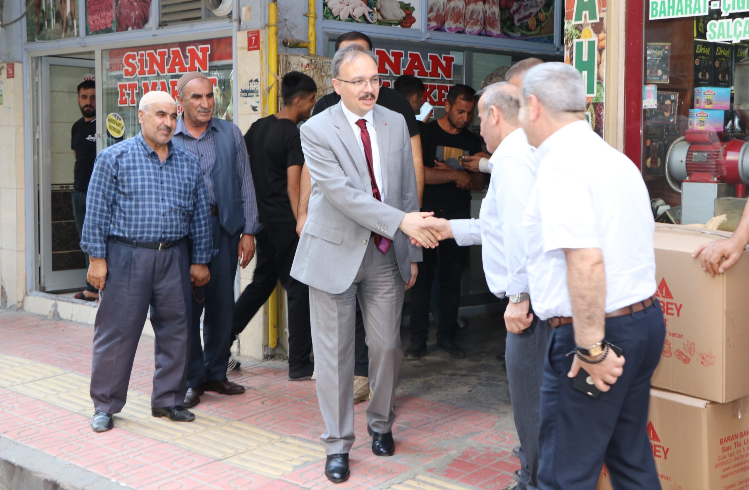 Vali Kızılkaya, Vatandaşların Taleplerini Dinliyor ve Acılarını Paylaşıyor