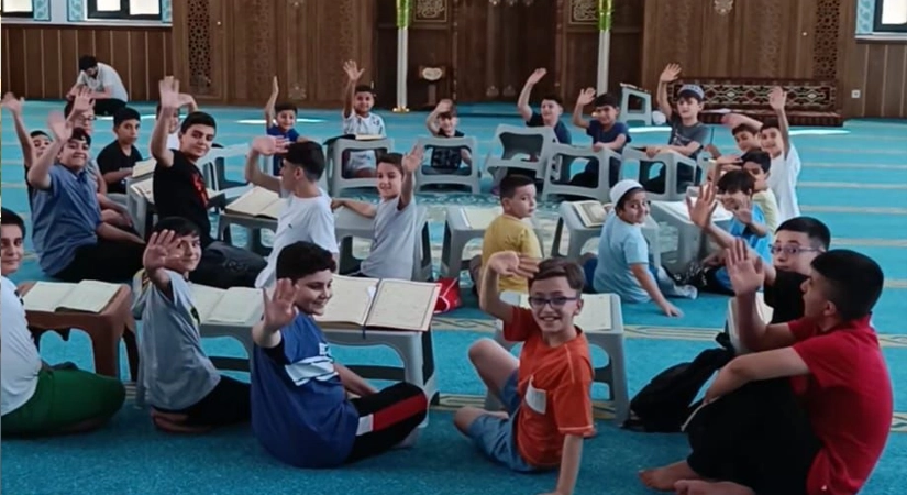 Hacı Fethi Serin Camii’nde Yaz Kur’an Kurslarına  Afişlerle Eğitim