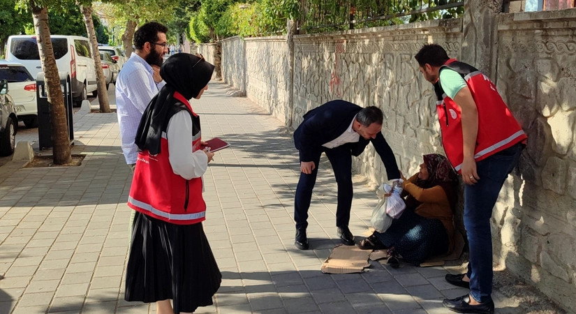 Dilenen Kadının İmdadına İl Müdürü Sidar Yetişti