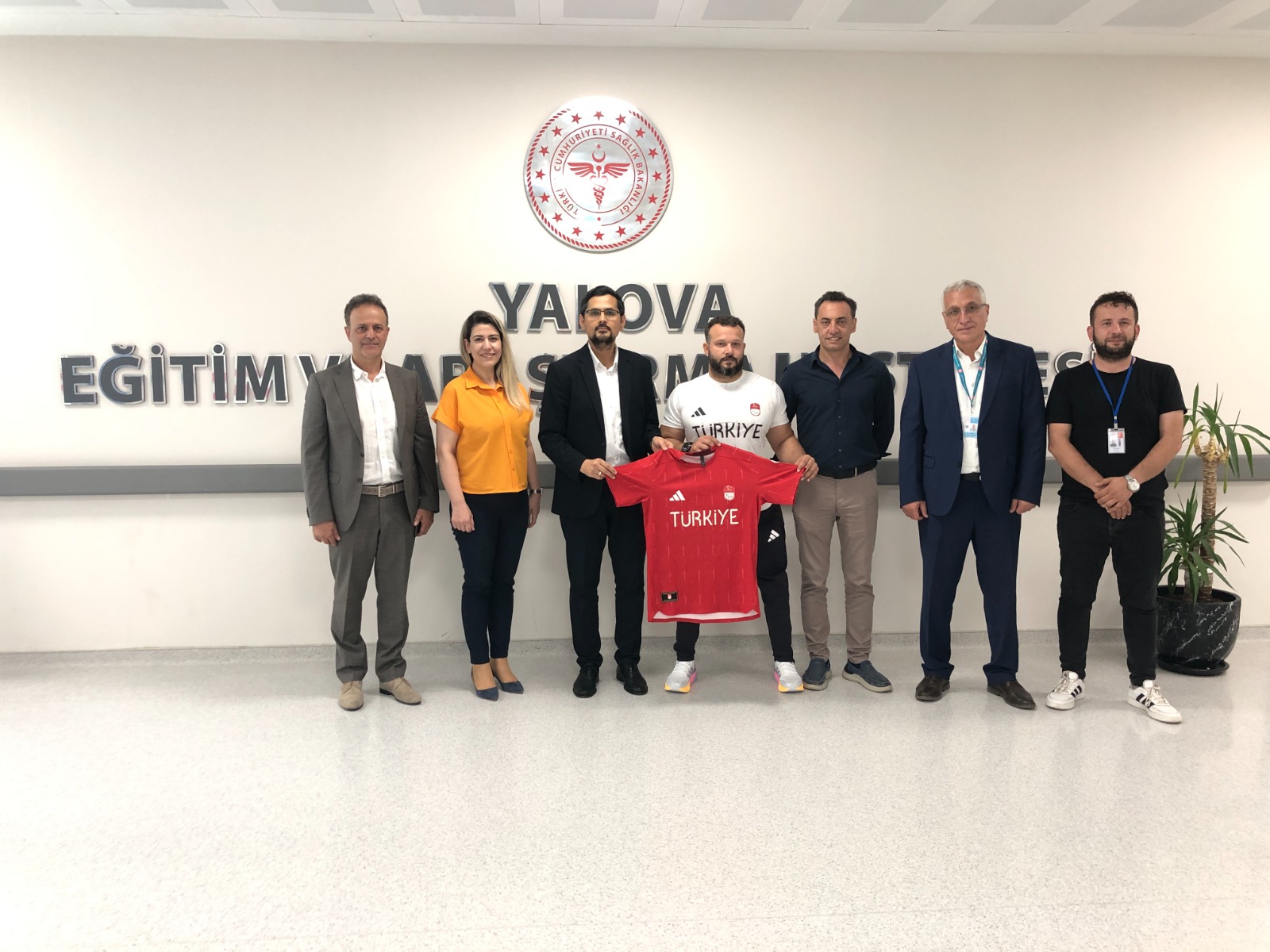 Paris Paralimpik 2024 Şampiyonu Siirtli Uğur Yumuk’tan’tan Hemşehrimiz Başhekim Ergenç’e Olimpiyat Forması Hediye Etti!