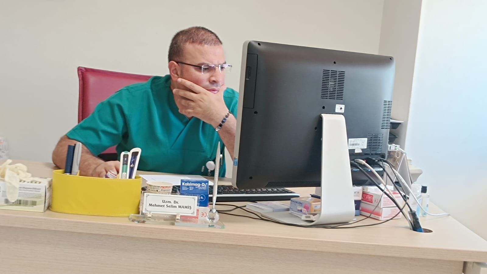 Siirt’in Evladı Dr. Mehmet Selim Mamiş, Hastalara Gösterdiği Yakın İlgiyle Gönülleri Fethediyor