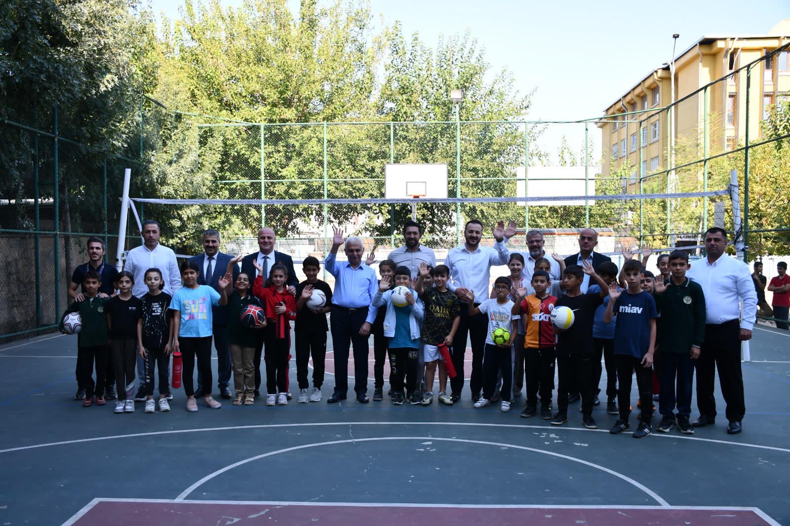 14 Eylül Ortaokulu’ndan Voleybol Sahası Sevinci