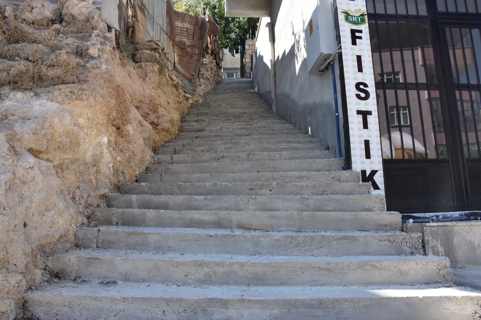 Siirt Belediyesi Fen İşleri Müdürlüğü, İstinat Duvarı ve Merdiven Yapım Çalışmalarını Tamamladı