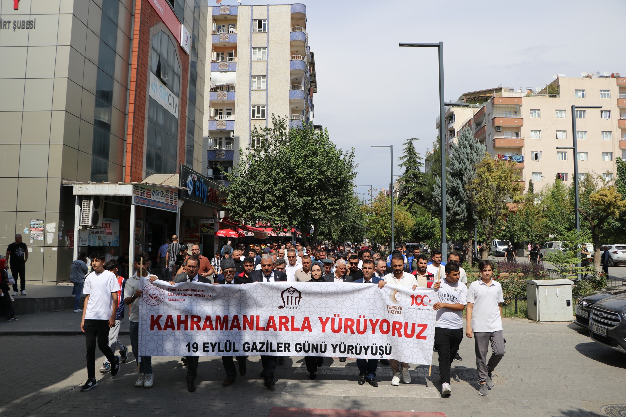 SİİRT’TE GAZİLER GÜNÜ COŞKUSU: KAHRAMANLARLA YÜRÜYÜŞ DÜZENLENDİ