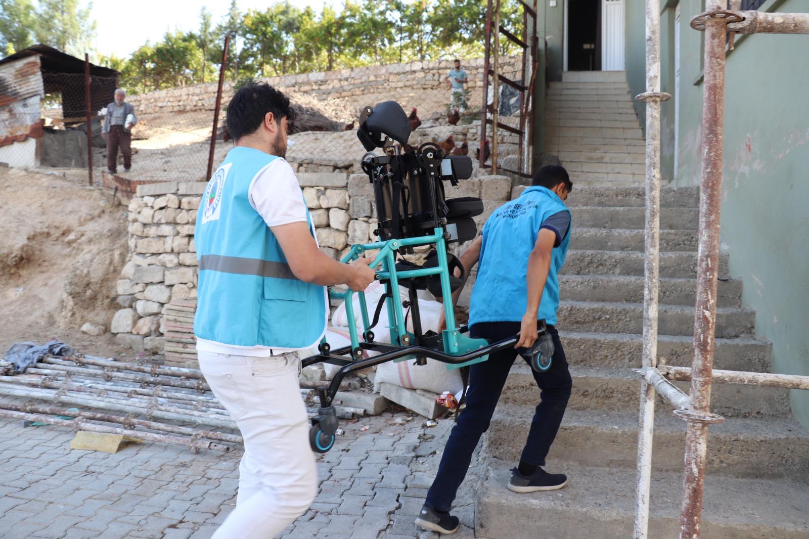 Siirt Belediyesi’nden Engelli Vatandaşlara Tekerlekli Sandalye ve Dik Durma Sehpası Desteği