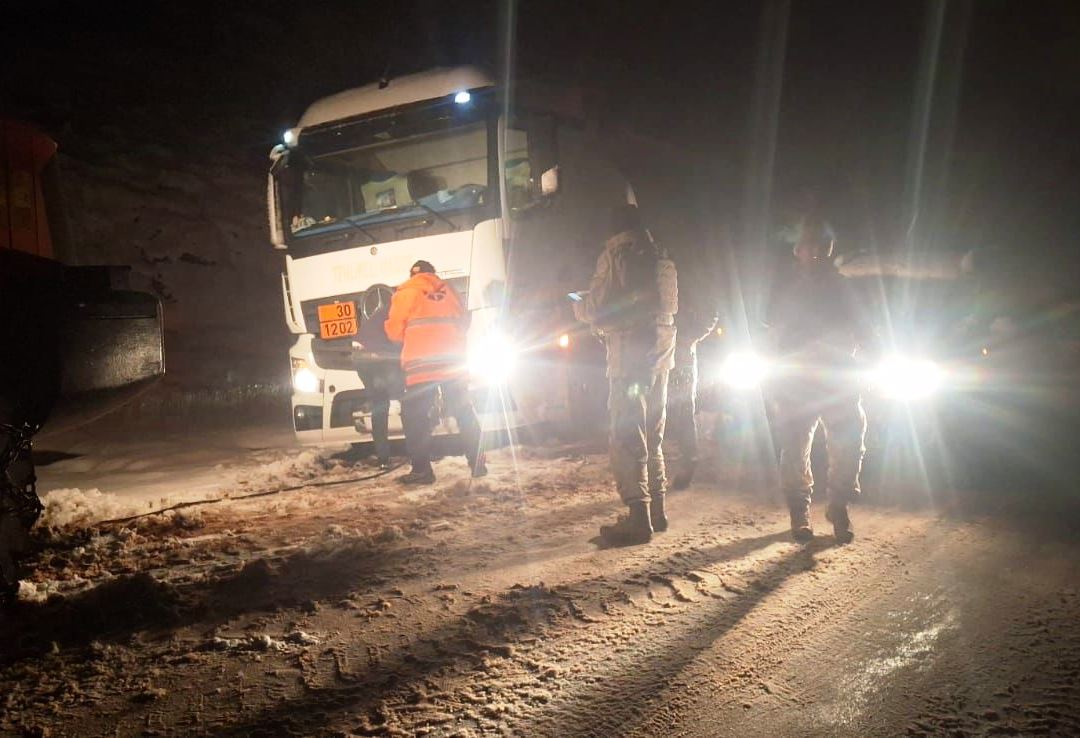 Şirvan ve Eruh’ta Yolda Mahsur Kalan Araçlar, Karayolları Ekiplerinin Müdahalesiyle Kurtarıldı!