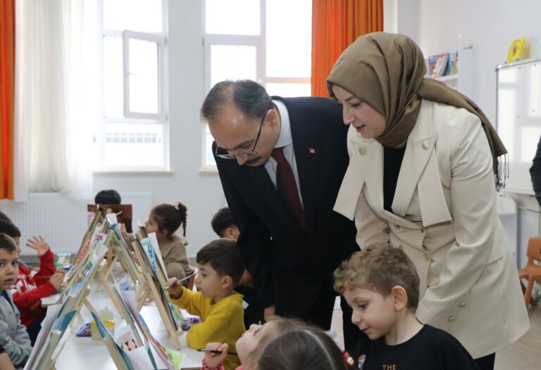 Vali Dr. Kemal Kızılkaya ve Eşi Nurten Kızılkaya Minik Öğrencilerle Buluştu