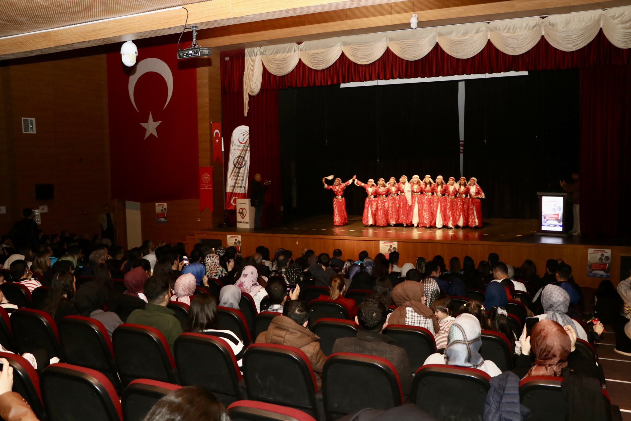 Hem Bedeni Hem Ruhu Tedavi Ediyorlar! Sağlıkçılar Seyredenleri Hayran Bıraktılar