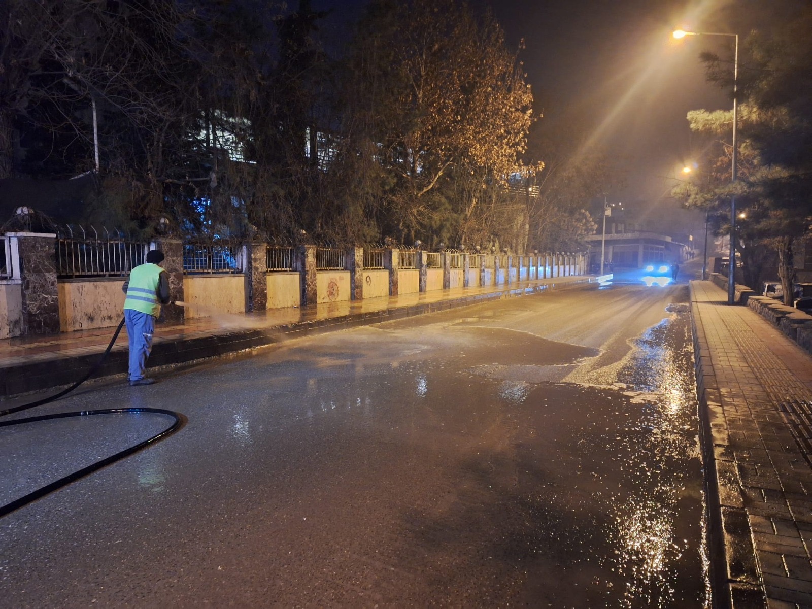 Siirt Belediyesi Sokak ve Caddelerde Yıkama Çalışmalarını Sürdürüyor