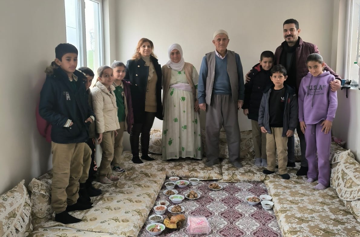 Minik Yüreklerden Büyük Vefa! Yaşlılara Anlamlı Ziyaret