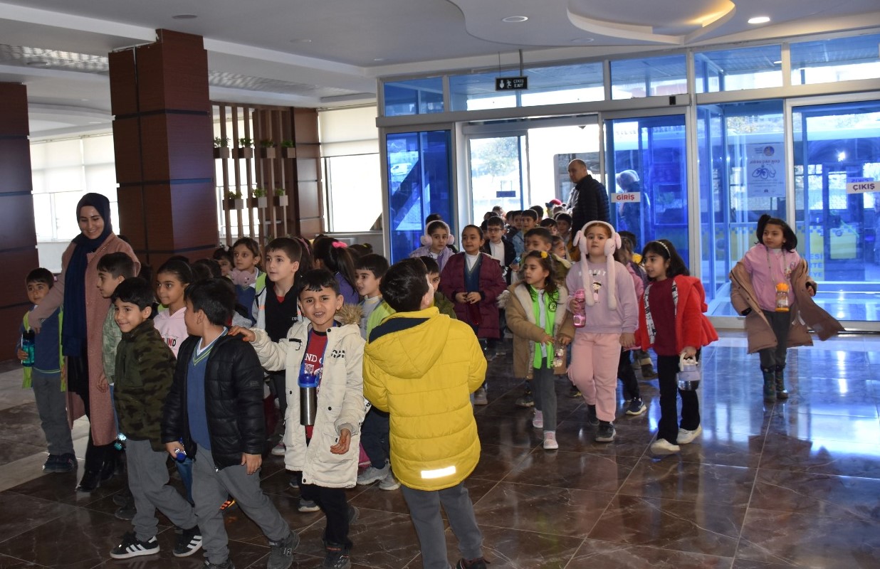 Siirt Belediyesi Kadın Yaşam Merkezi’nde Çocuklara Animasyon Gösterimi