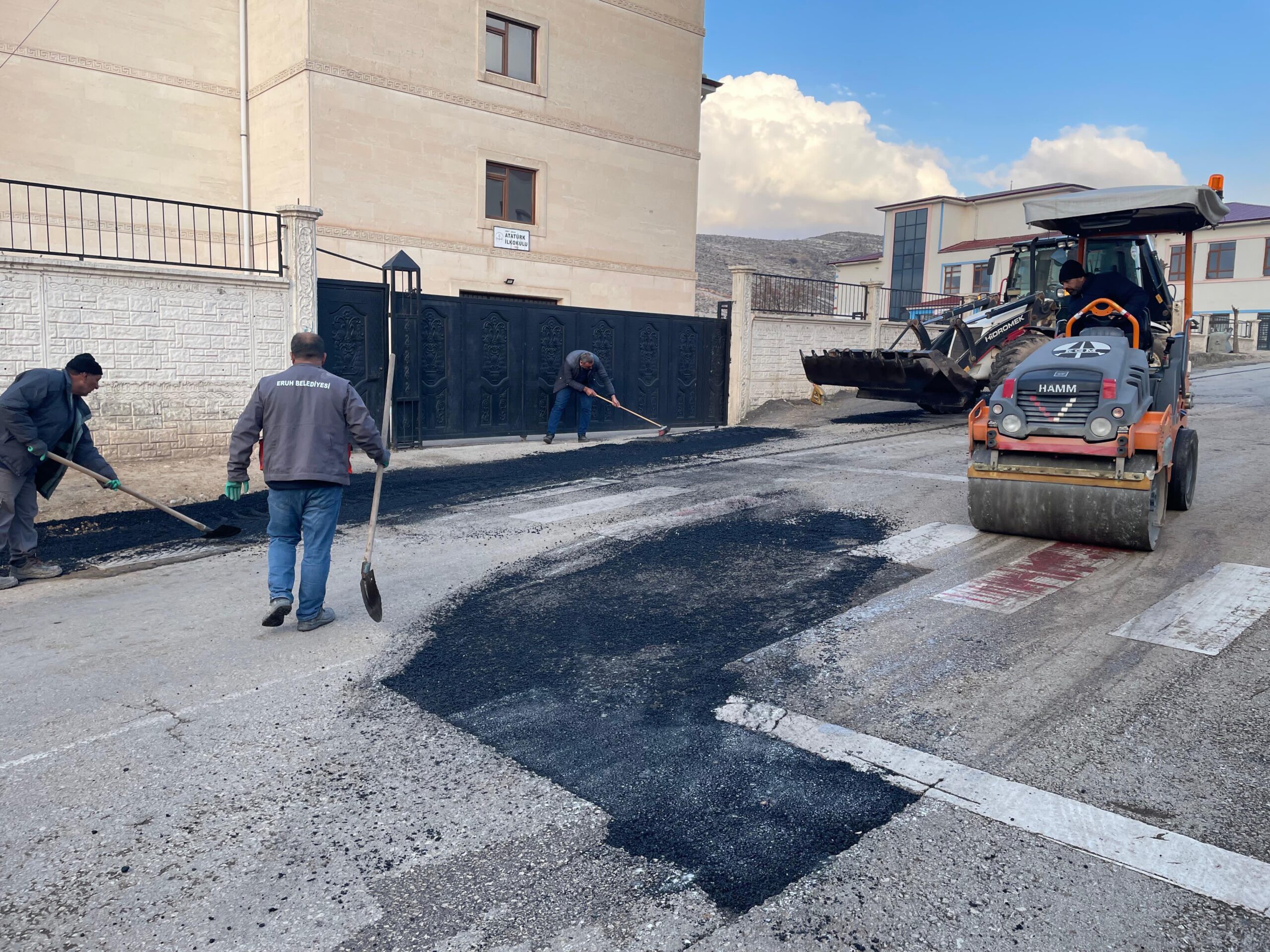 Eruh’ta İstihdama Katkı Sunacak Tekstil Atölyesi İçin Yol Altyapısı Güçlendirildi!