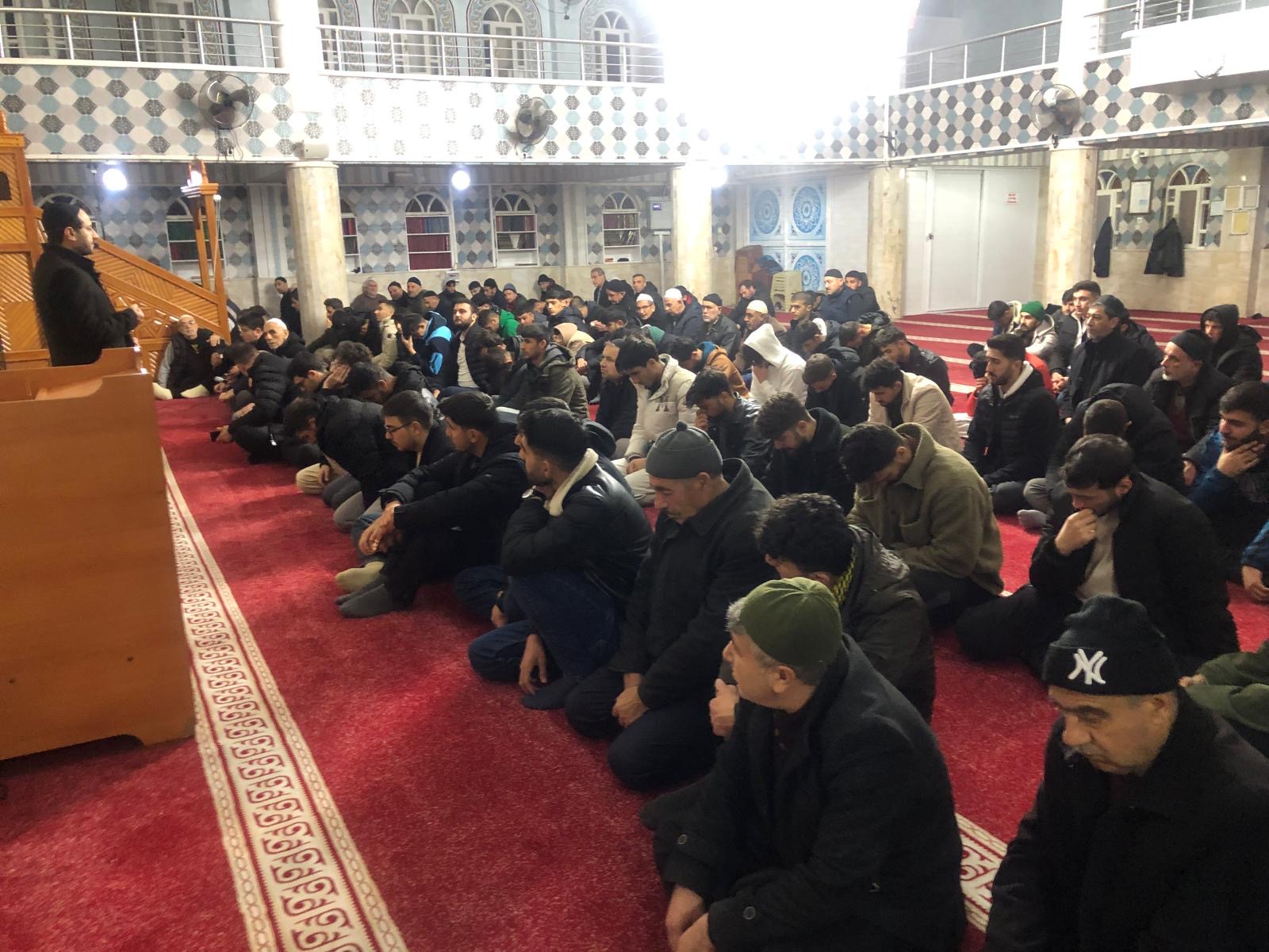 Yüzlerce Genç Sabah Namazında Buluştu