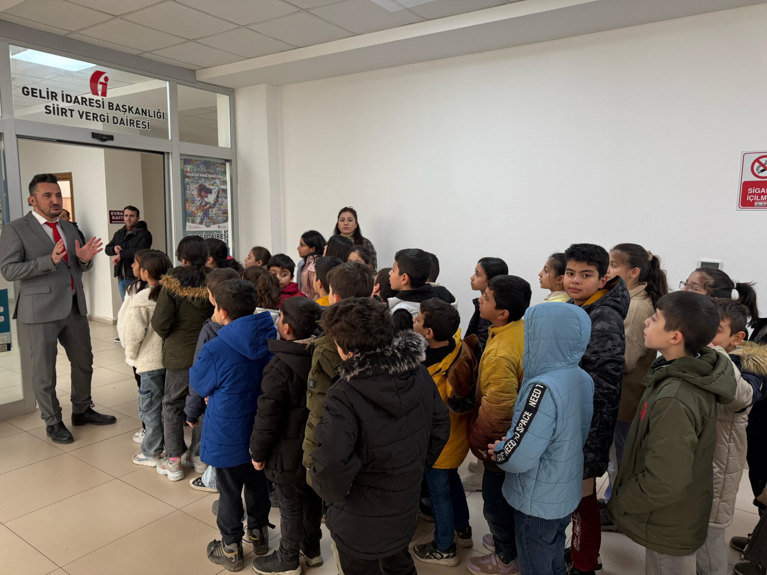 Siirt Eşref Bitlis Ortaokulu Öğrencilerinden Vergi Dairesine Ziyaret