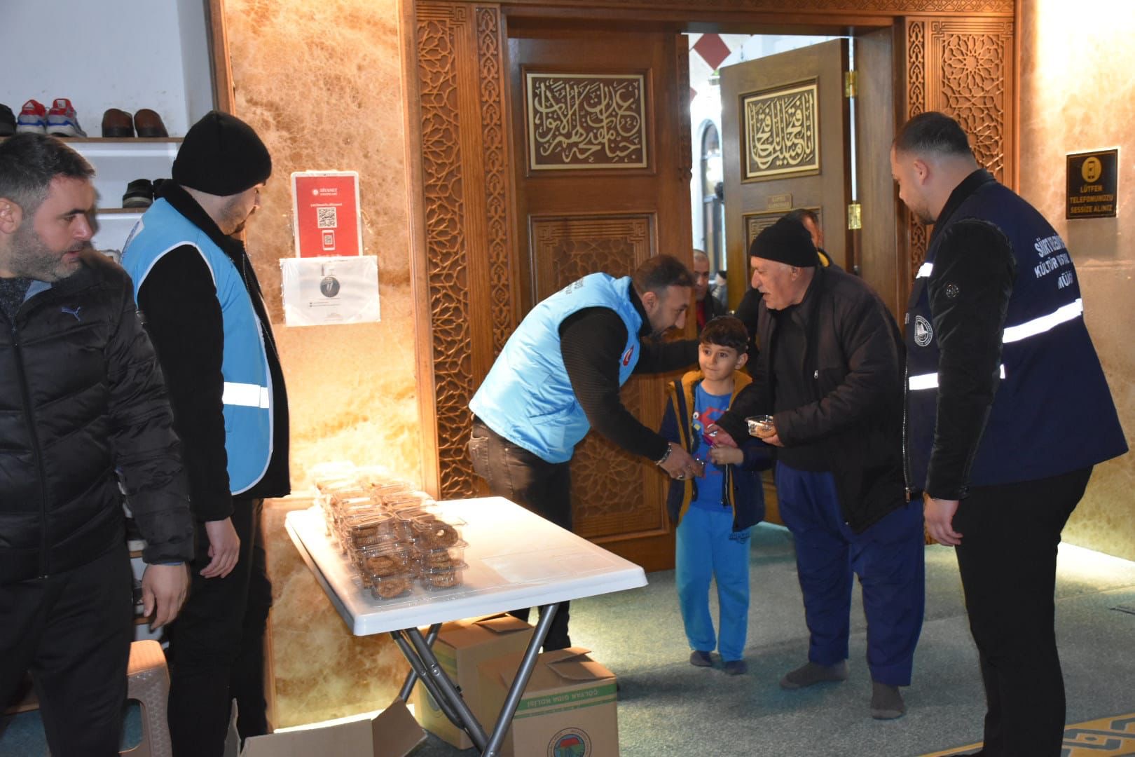 Siirt Belediyesi Şehrin Farklı Noktalarında Kandil Simidi Dağıttı