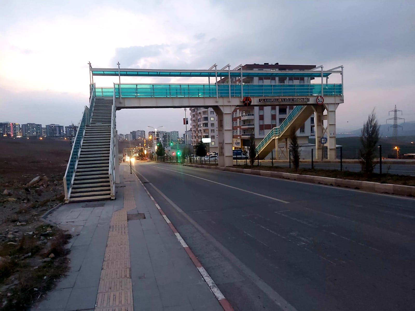 Siirt’in Bu Mahallesinde Yaşayan Vatandaşlar Hayatını Tehlikeye Atıyor!