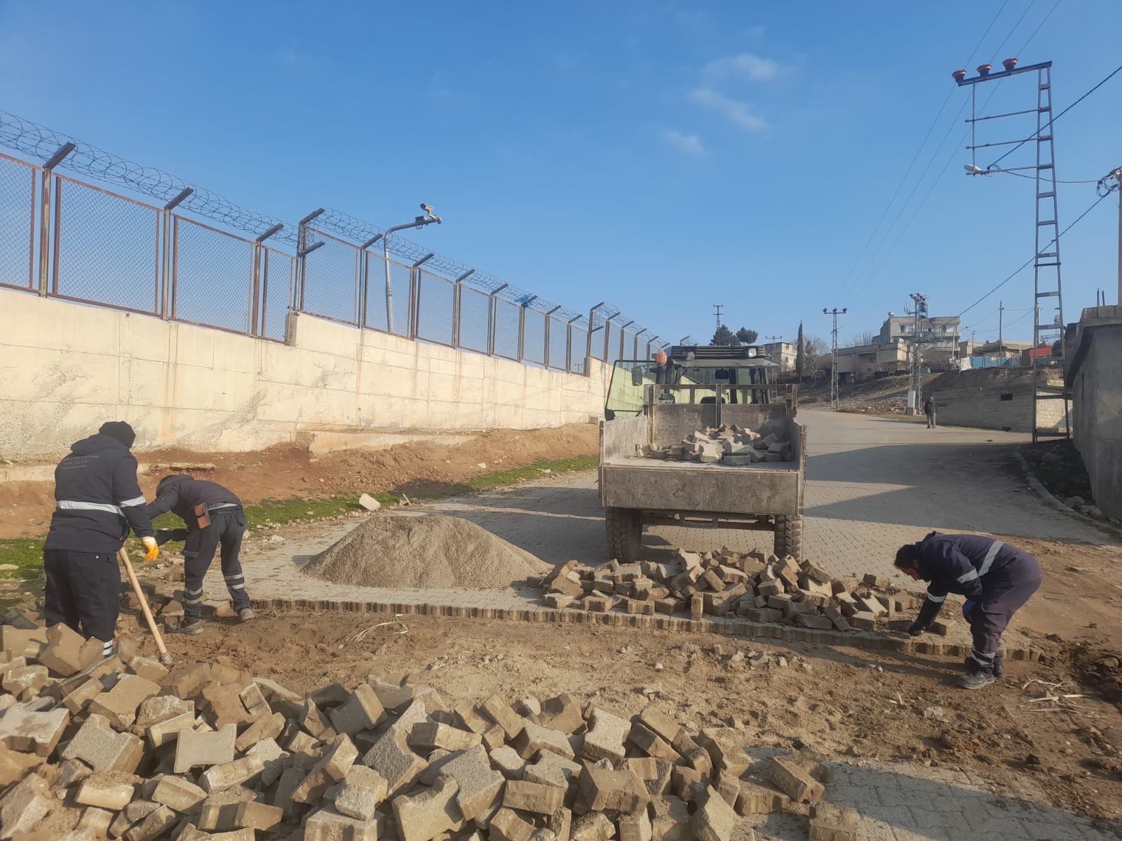 Siirt Belediyesi Fen İşleri Müdürlüğü Yol Tadilat Çalışmalarına Devam Ediyor