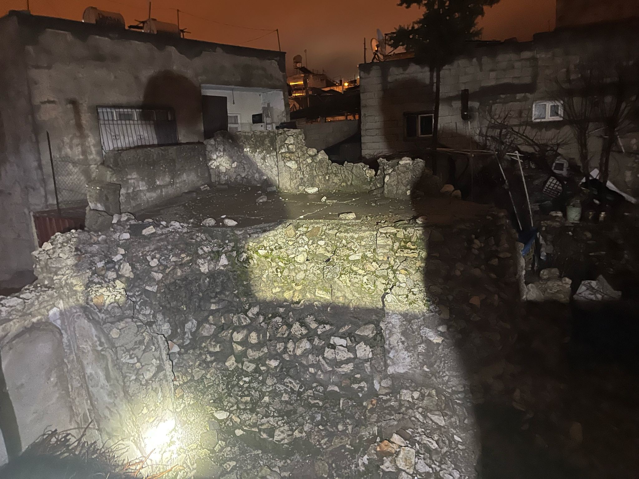 Metruk Bina Çöktü, Üç Bina Boşaltıldı