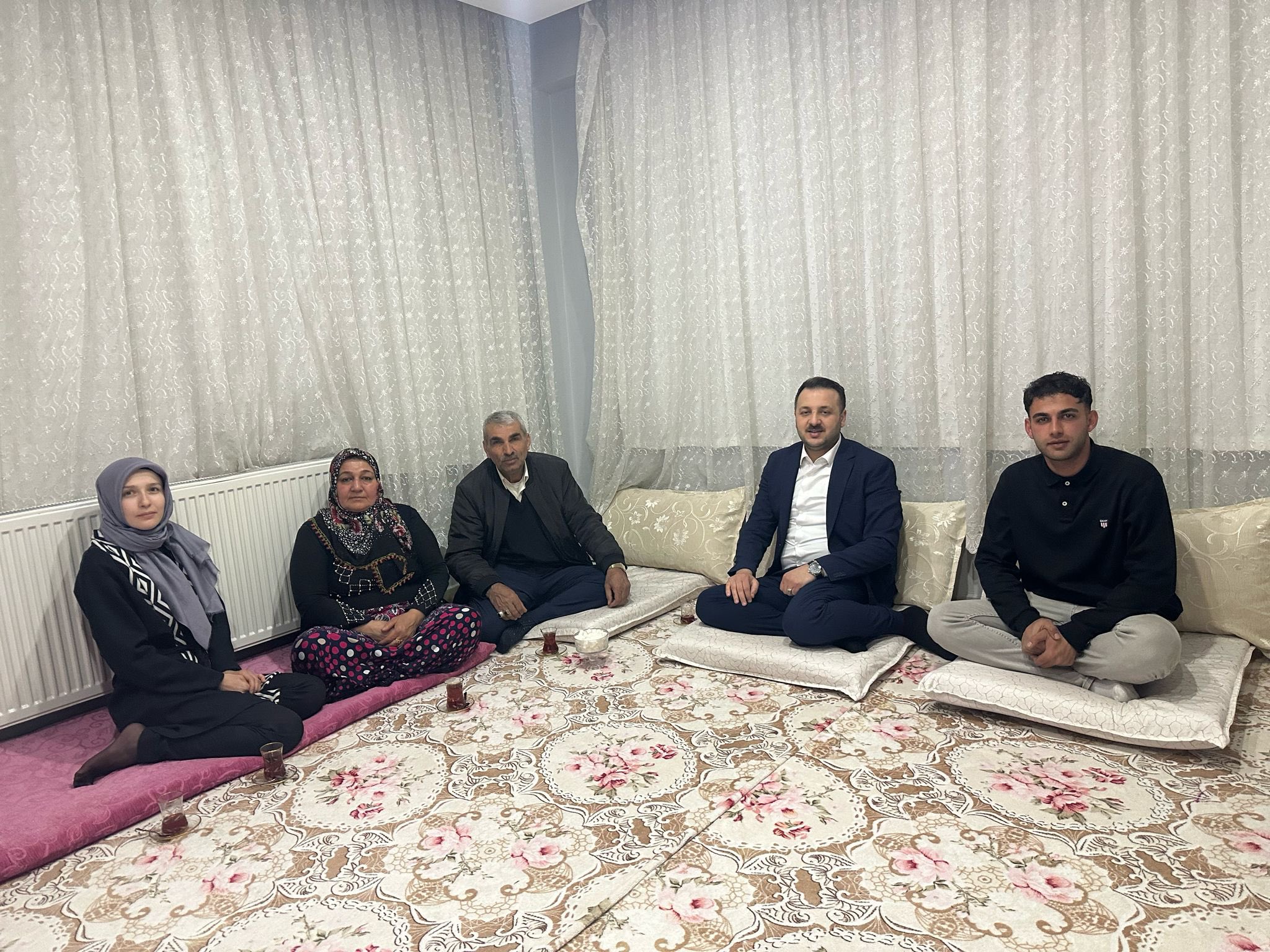 AK Parti İl Başkanı Özturan, ve Kadın Kolları Başkanı Av. Mavi Şehit Ailesiyle İftarda Buluştu