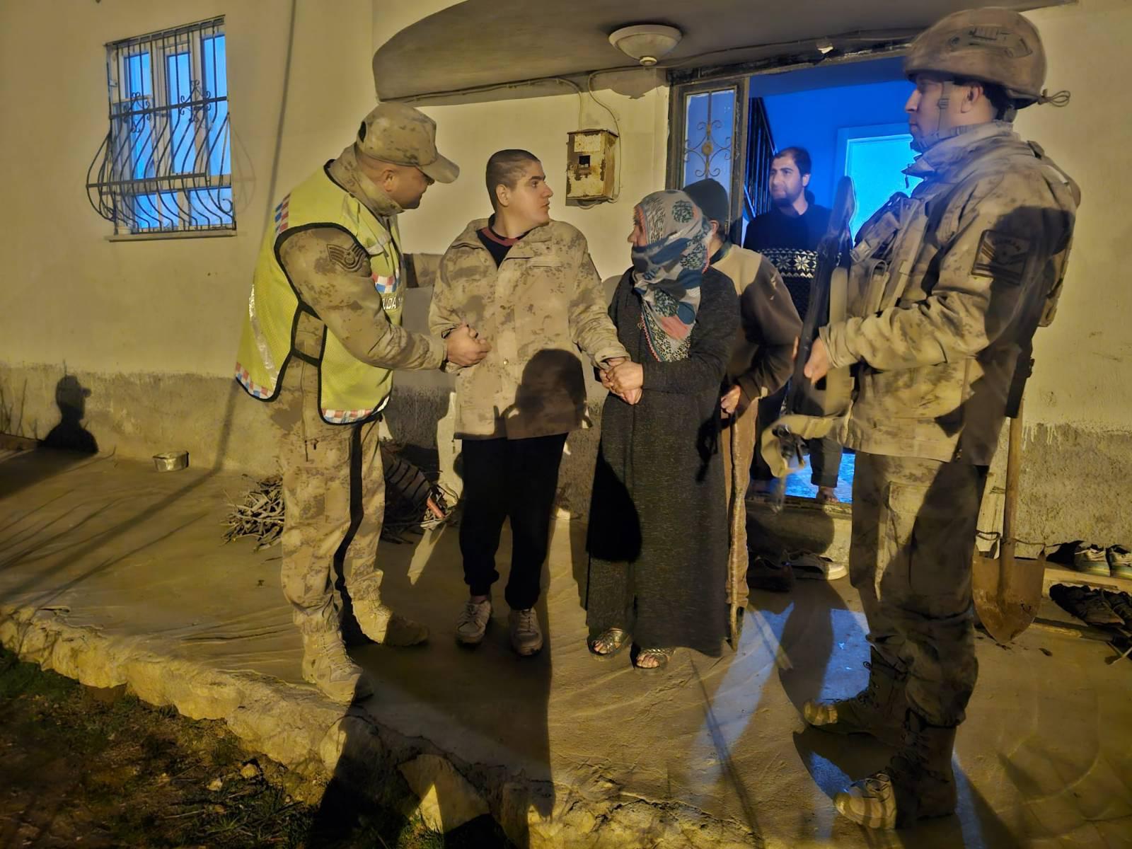 Siirt’te Kaybolan Çocuk Jandarma’nın Gece Devriyesi Sayesinde Bulundu