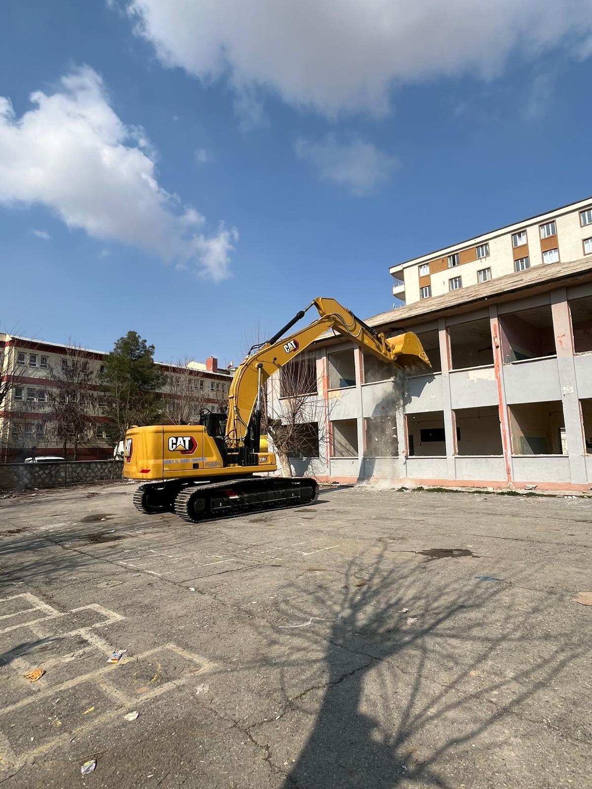 Siirt’te  Metruk Binaların Yıkımı Gerçekleştirildi