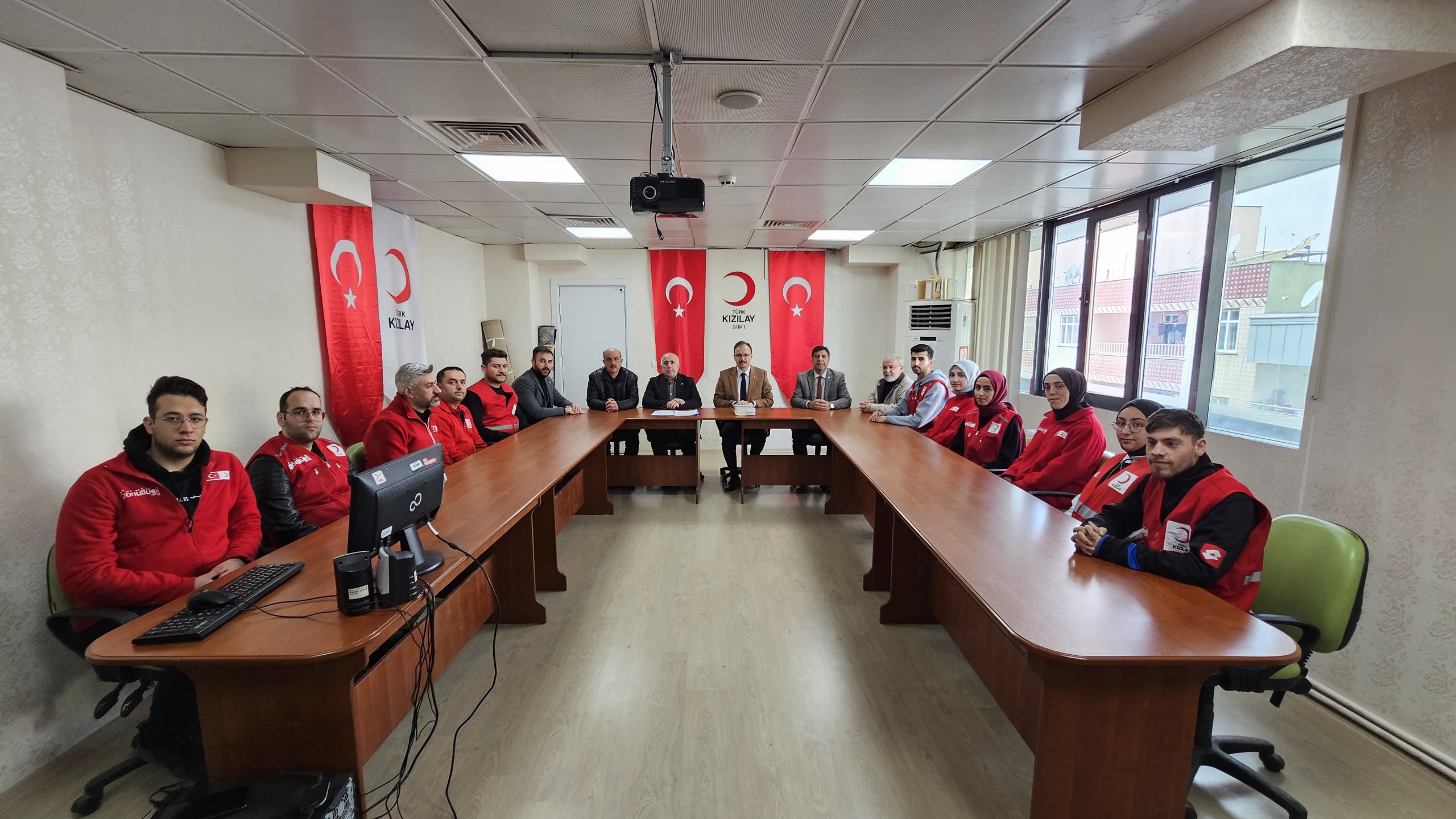 Vali Kızılkaya, Yeşilay Ve Kızılay Siirt Şubelerini Ziyaret Etti