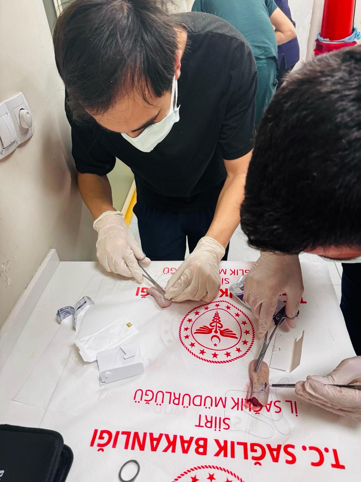 Siirt Eğitim ve Araştırma Hastanesi’nde İntörn Doktorlara Pratik Sütur Atma Eğitimi Verildi