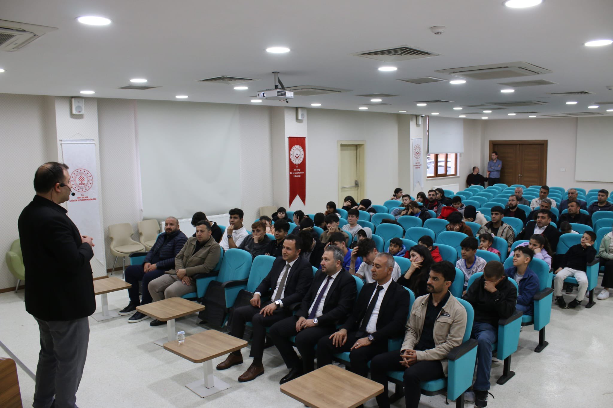 Kütüphane Haftası Etkinlikleri Kapsamında Yazar Taner Söyleşiye Katıldı