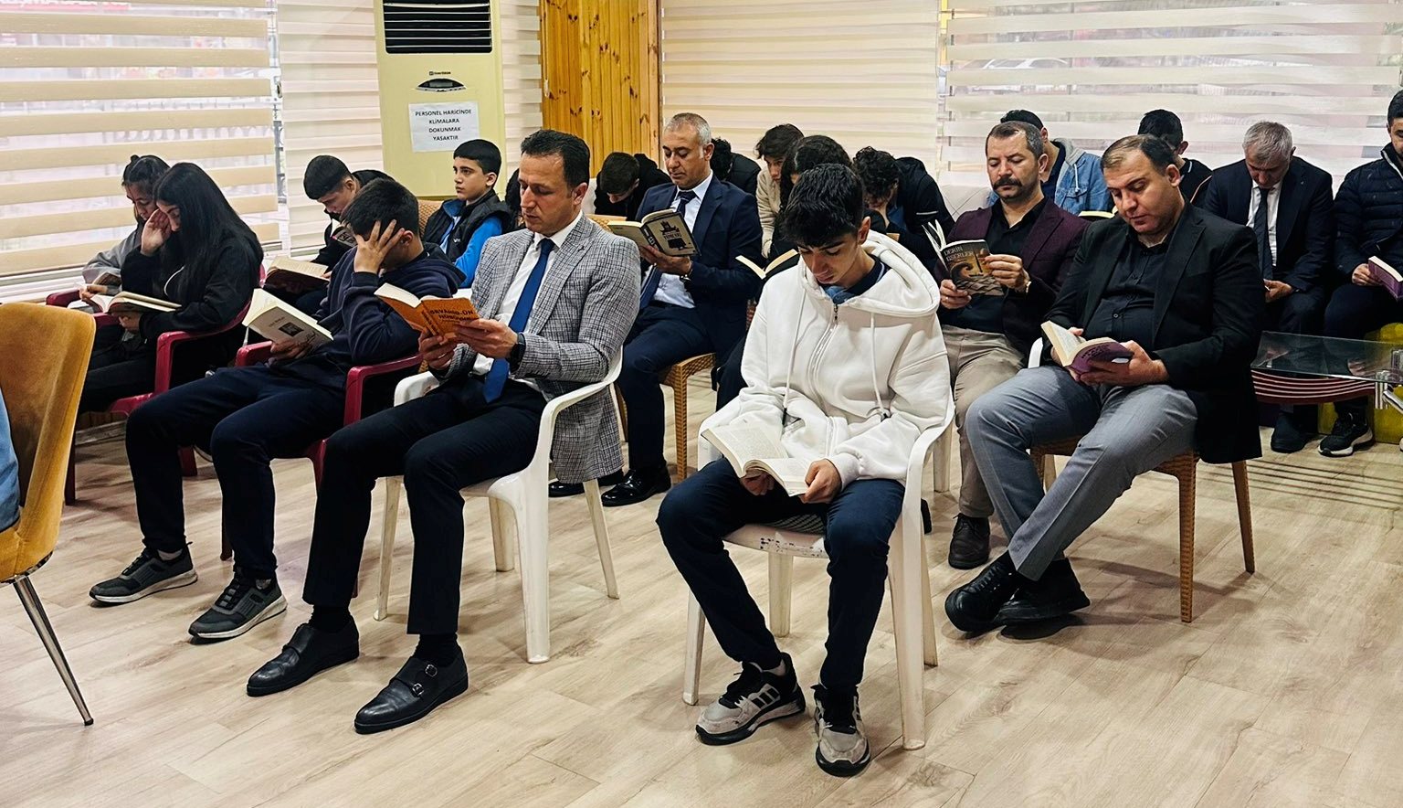 Siirt’te Kütüphane Haftası Etkinliği! Öğrenciler Millet Kıraathanesi’nde Hep Birlikte Kitap Okudular