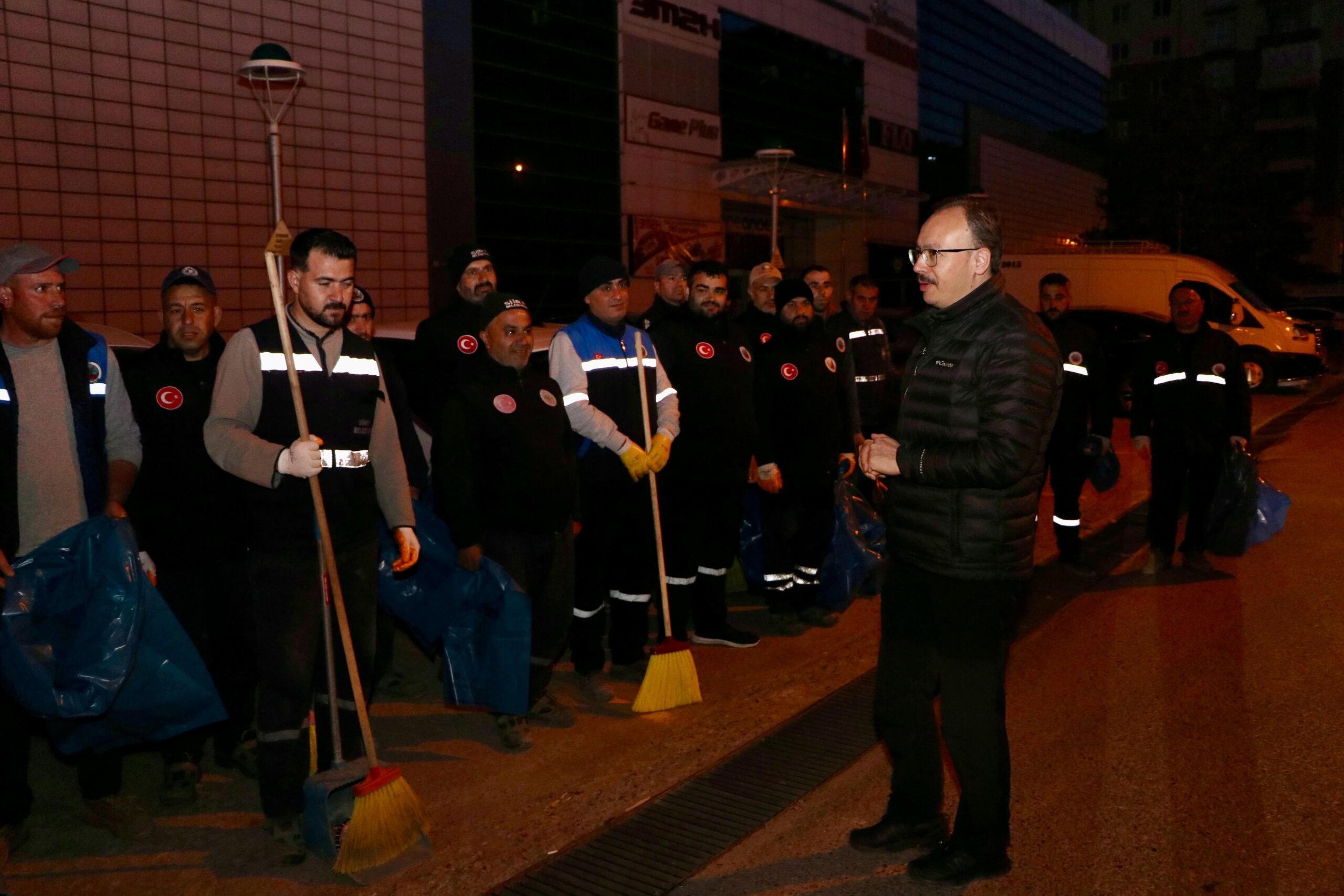 Sabahın İlk Işıklarıyla Başlayan Temizlik Seferberliği Devam Ediyor