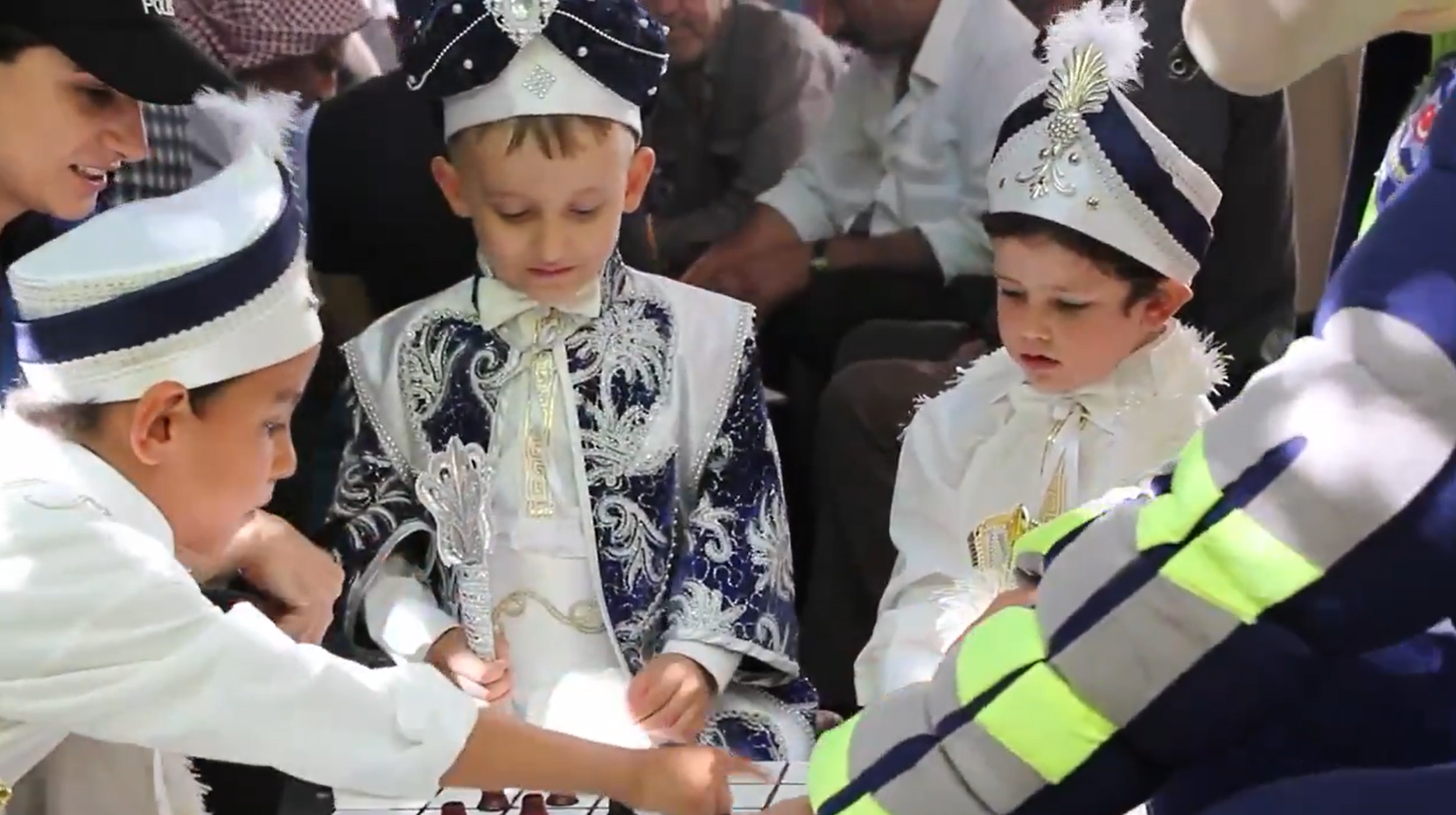 Siirt Emniyetinden Gönüllere Dokunan Proje! 250 Çocuk Sünnet Ettirildi