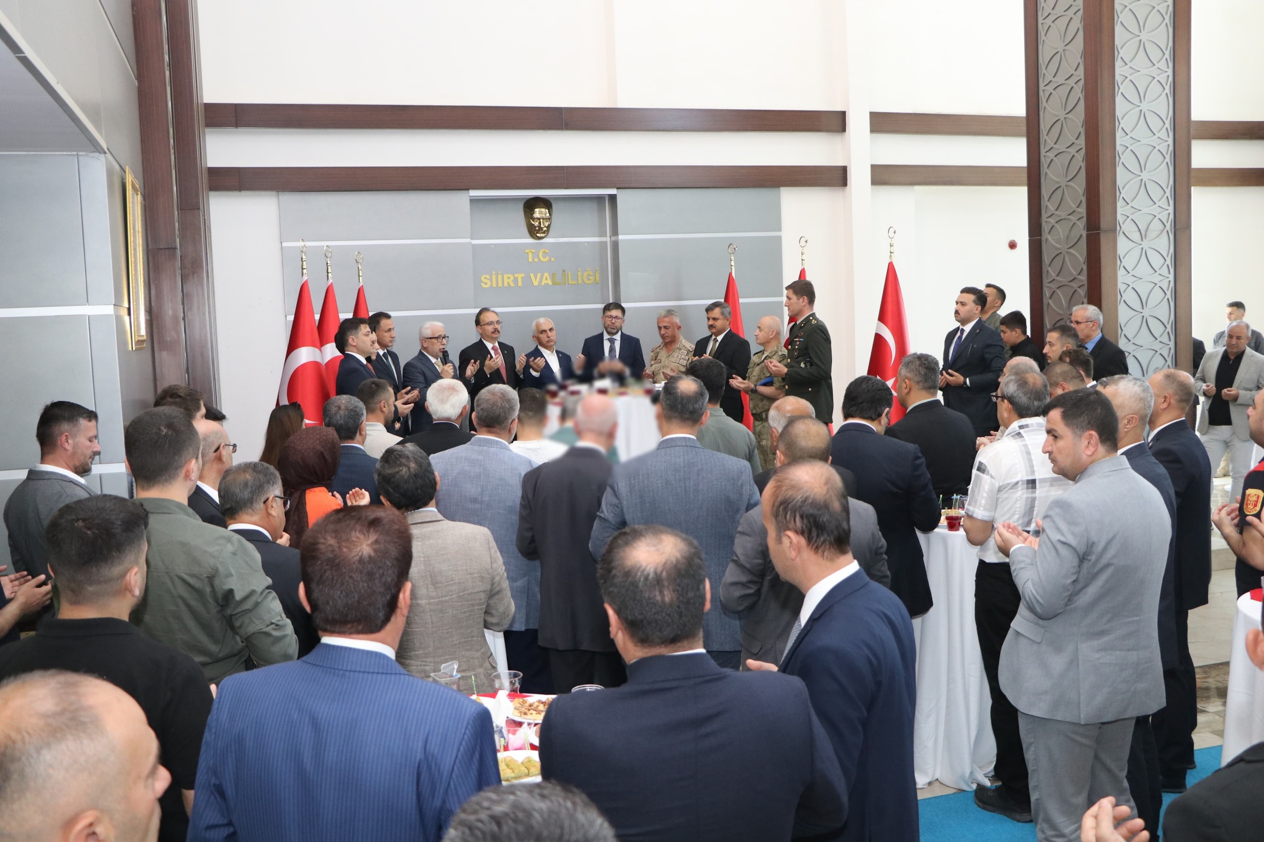 Vali ve Belediye Başkan V. Dr. Kemal Kızılkaya, İl Protokolü Ve Vatandaşlarla Bayramlaştı