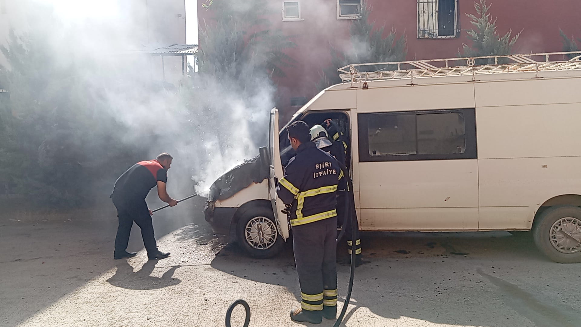 Siirt’te Medrese Yanında Bir Araç Alev Alev Yandı