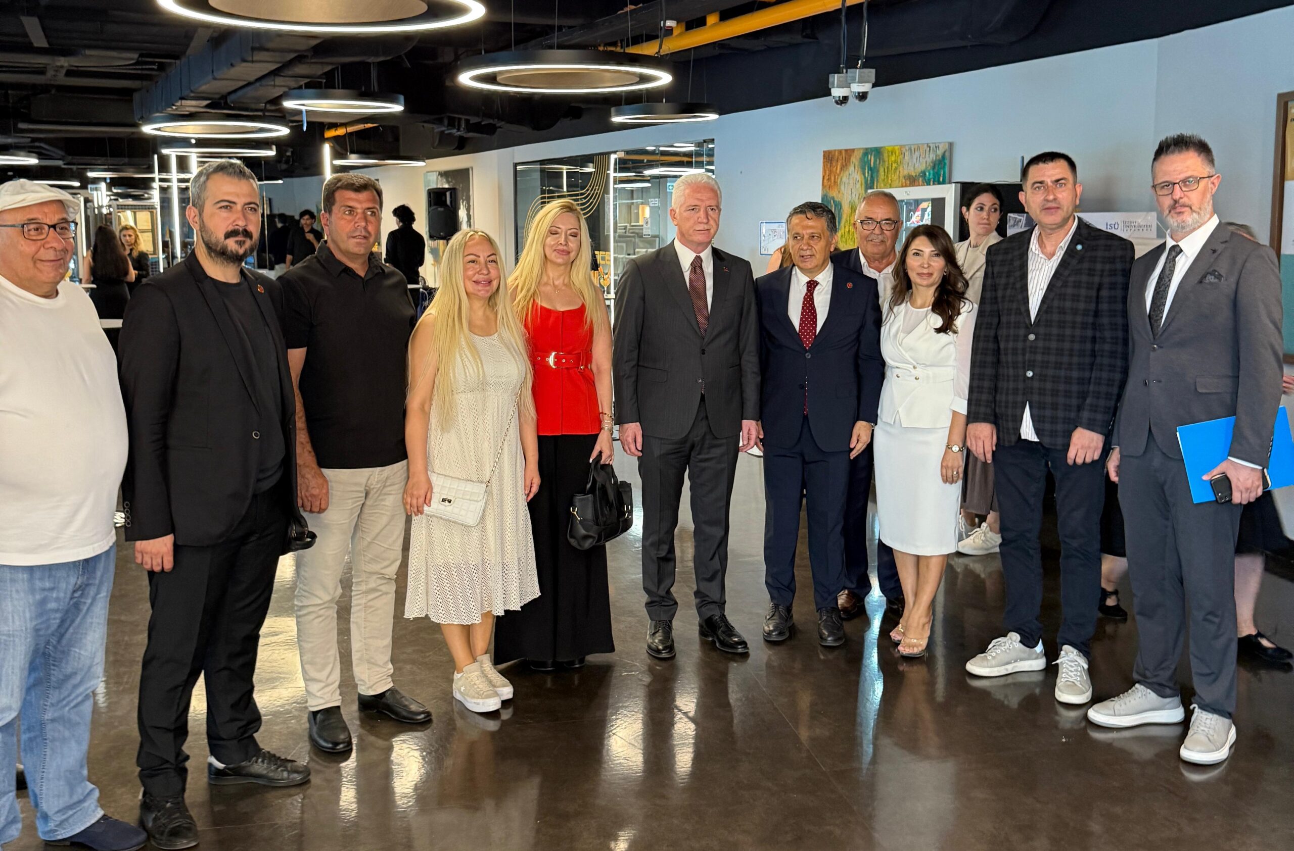 KGK’nin “Türkiye’deki Amerika” sergisini İstanbul Valisi açtı