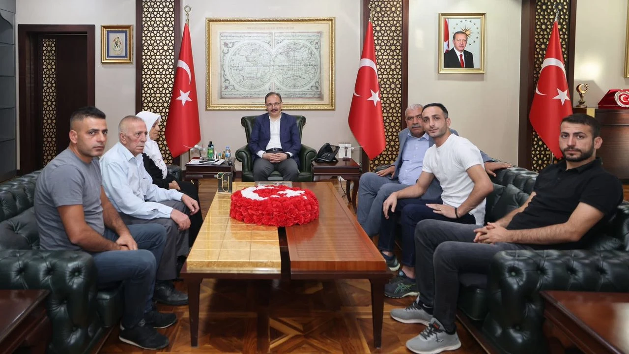 Vali Kızılkaya ve Tuğgeneral Özmen, Şehit Ailesiyle Bir Araya Geldi