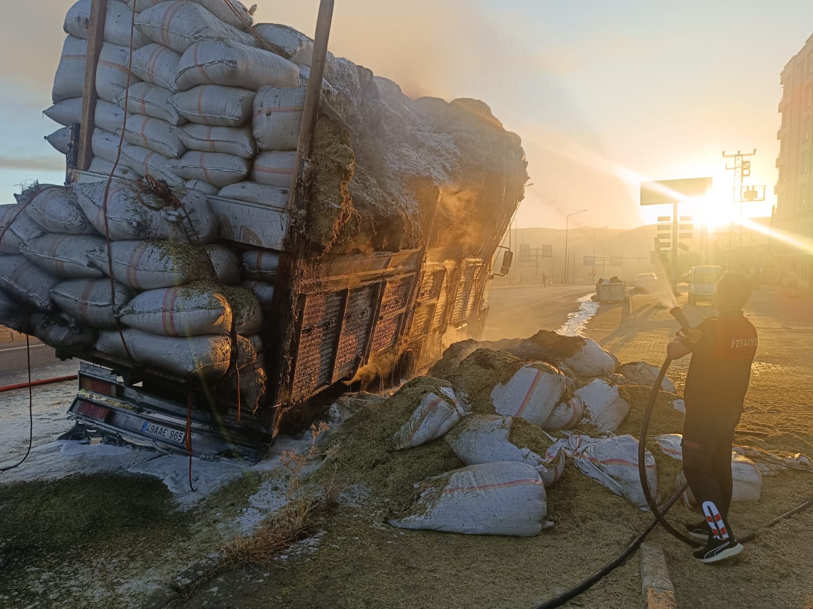 Siirt’te Saman Yüklü Kamyonda Yangın: 14 Ton Zarar